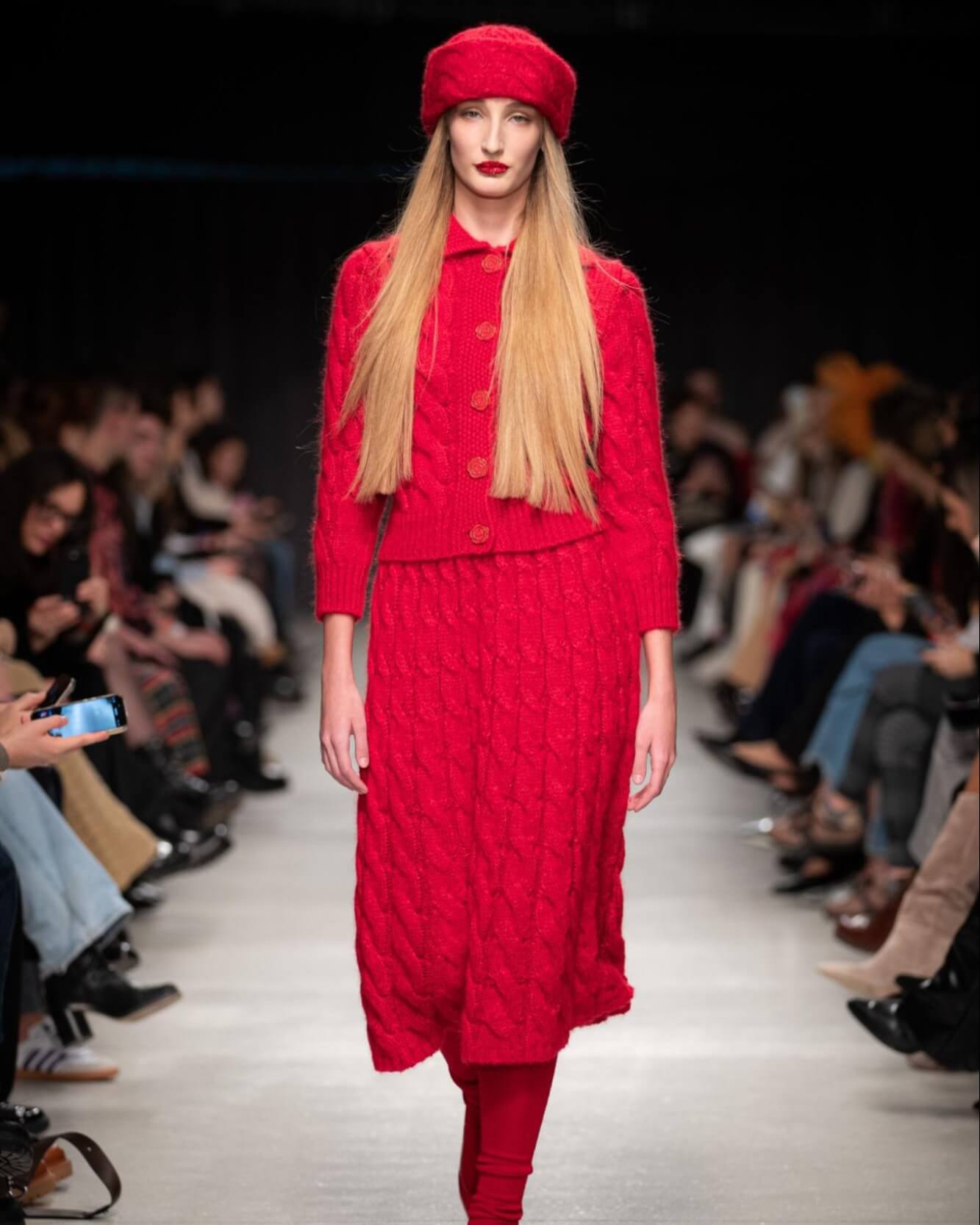 Žena v elegantním outfitu