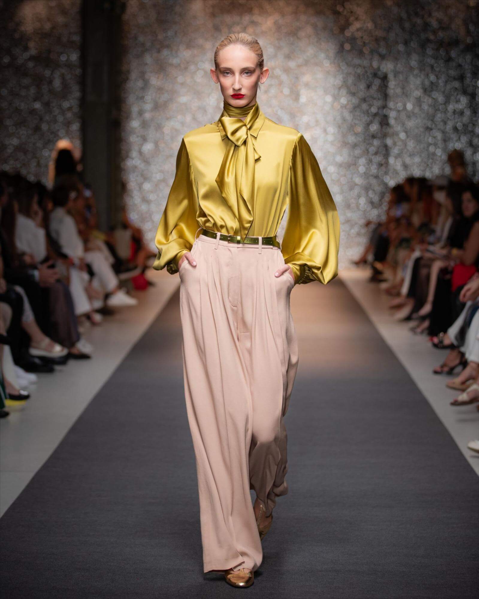 Žena v elegantním outfitu