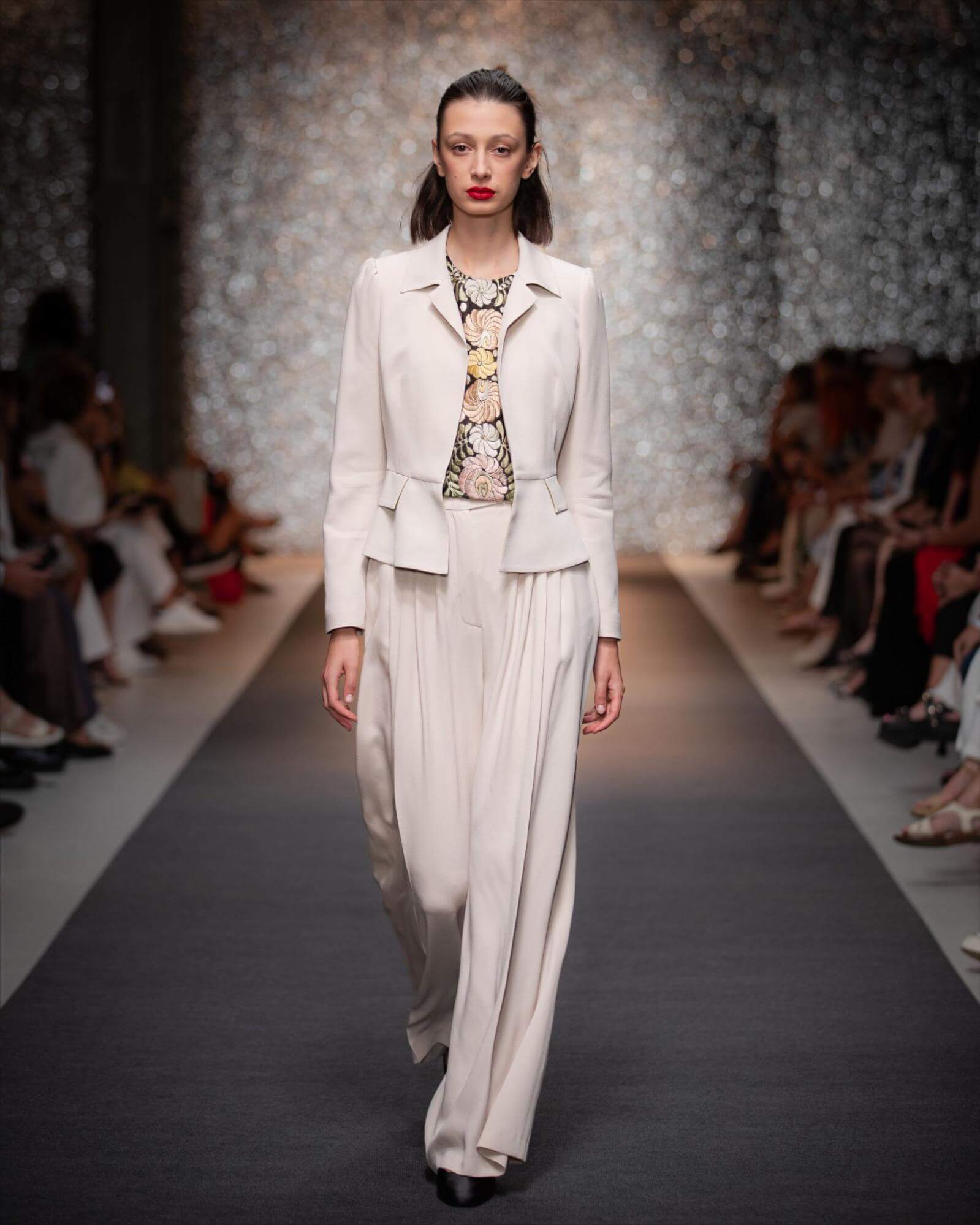 Žena v elegantním outfitu