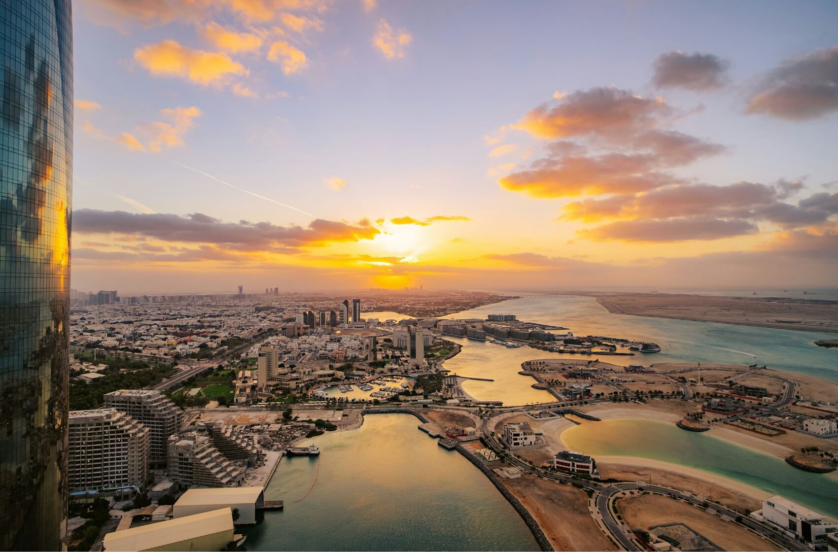 V Perském zálivu se nachází město, kde můžete podlehnout kouzlu tradičního, moderního, luxusního i úchvatného. A není to Dubaj