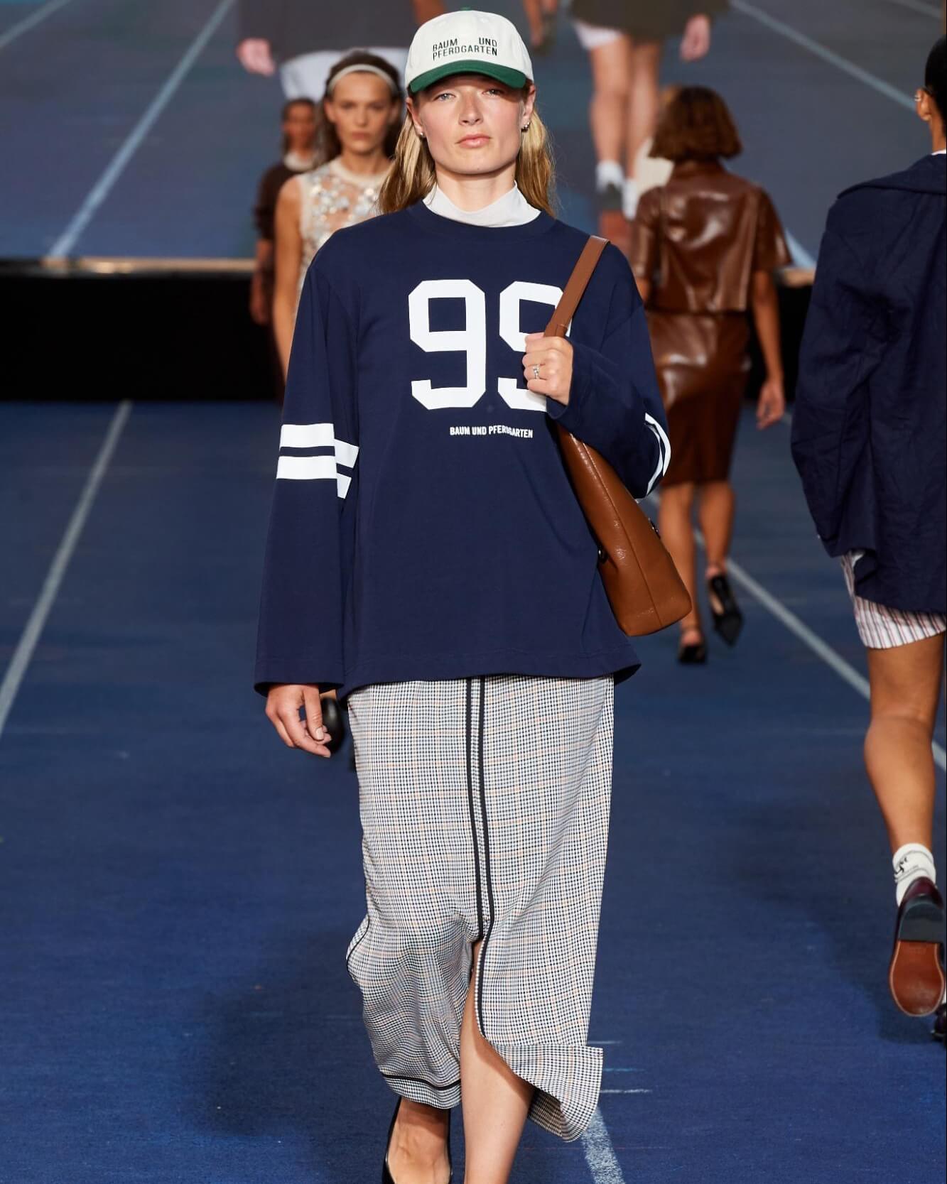 Modelka v athleisure stylu na přehlídkovém mole