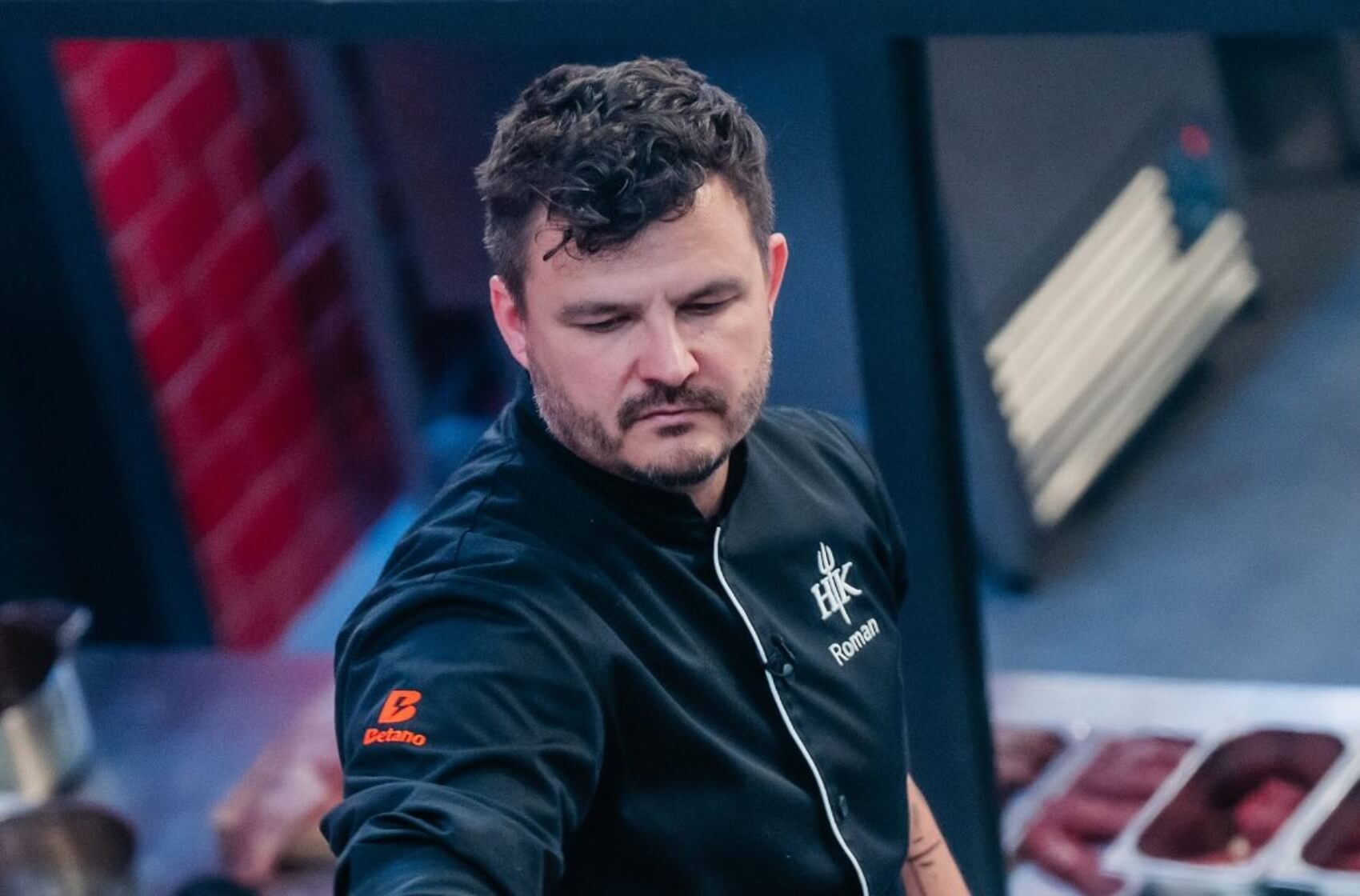 Čtrnáctý díl Hell’s Kitchen Česko nabídnul atraktivní spolupráci, moderní vysokou gastronomii, náročný večerní servis a odchod dalšího soutěžícího