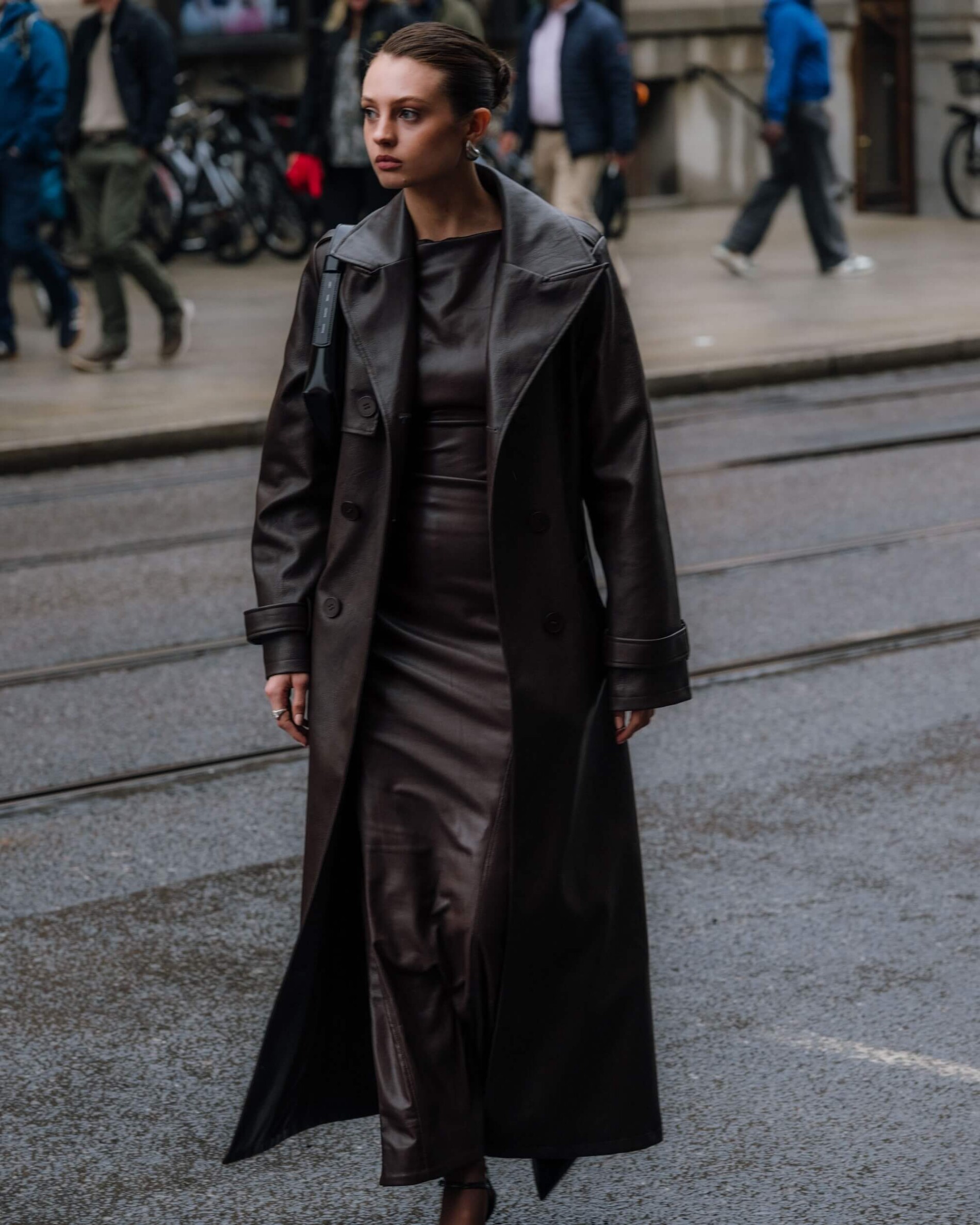 Žena v koženém trenčkotu