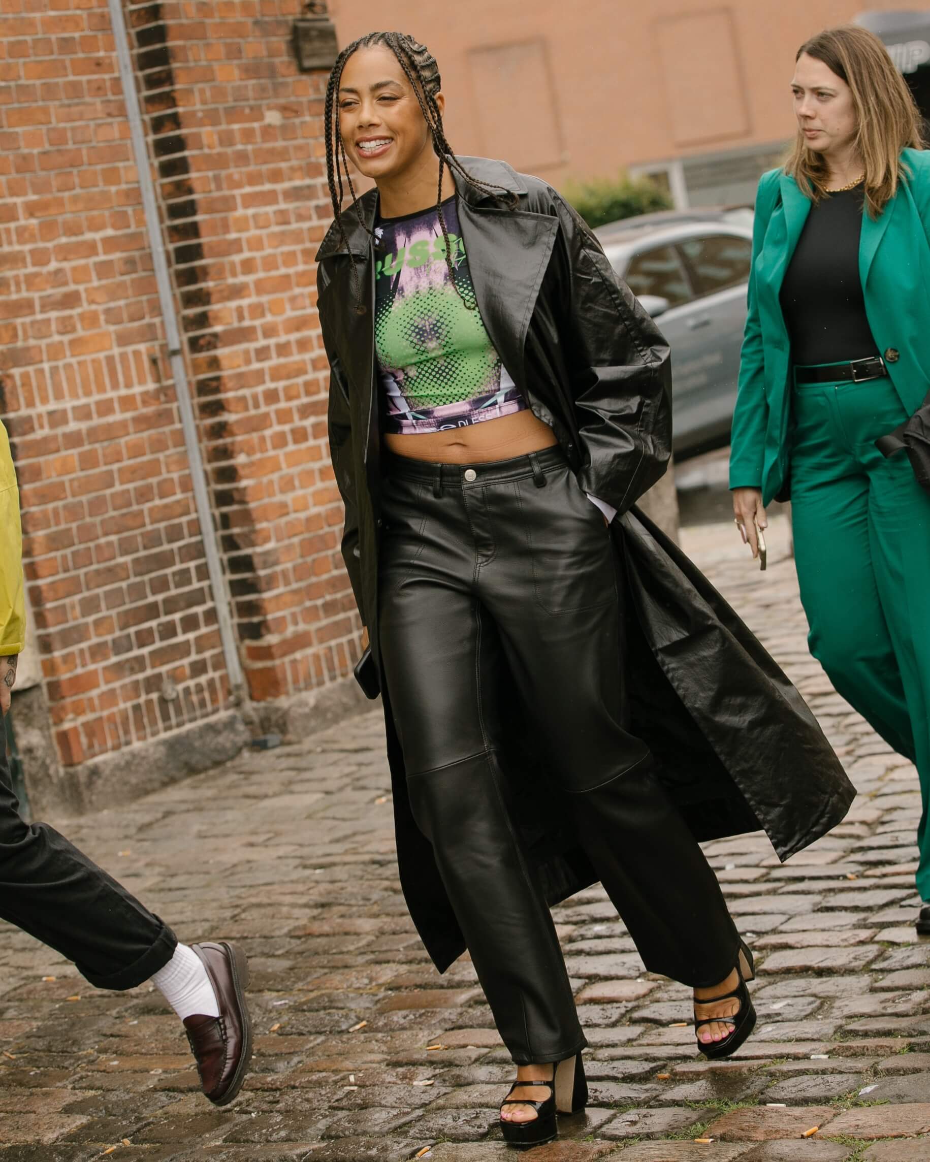 Žena v koženém trenčkotu