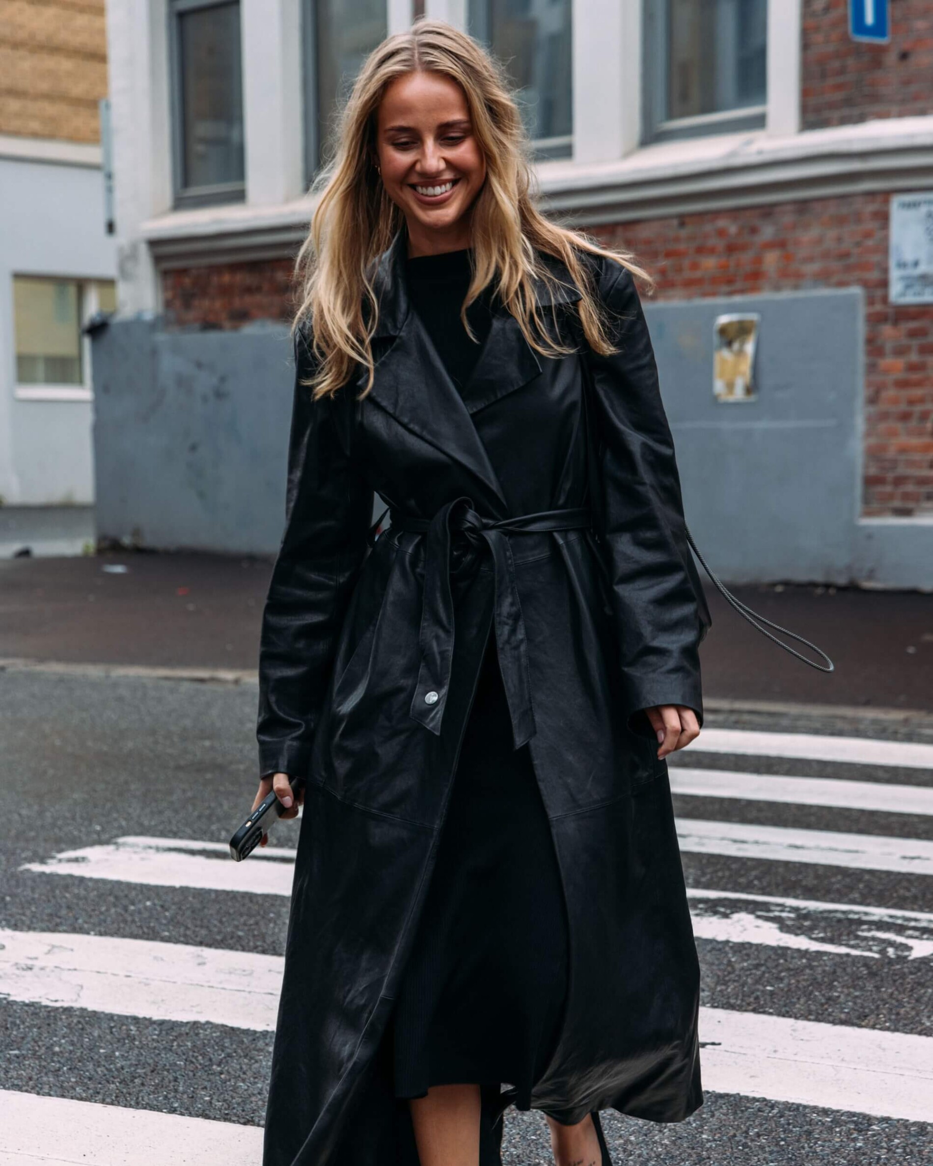 Žena v koženém trenčkotu