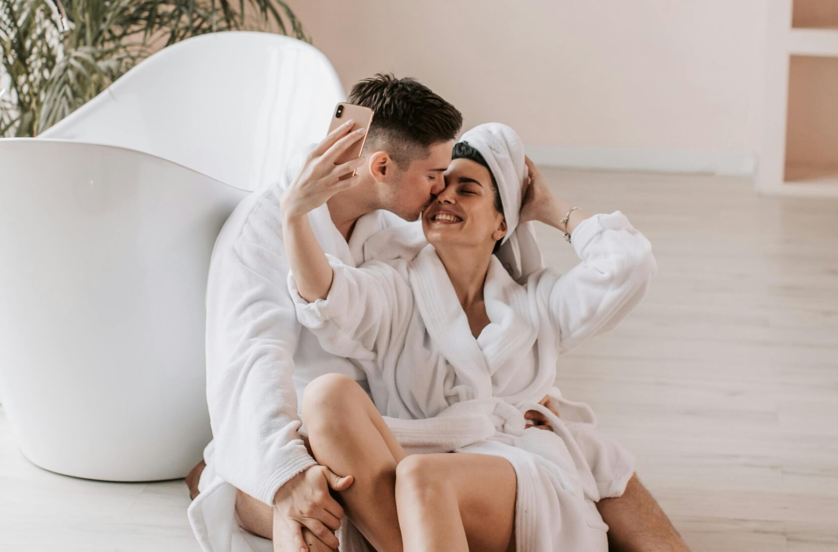 Peníze mohou vztah narušit stejně jako nevěra, přesto o nich někteří z různých důvodů nemluví