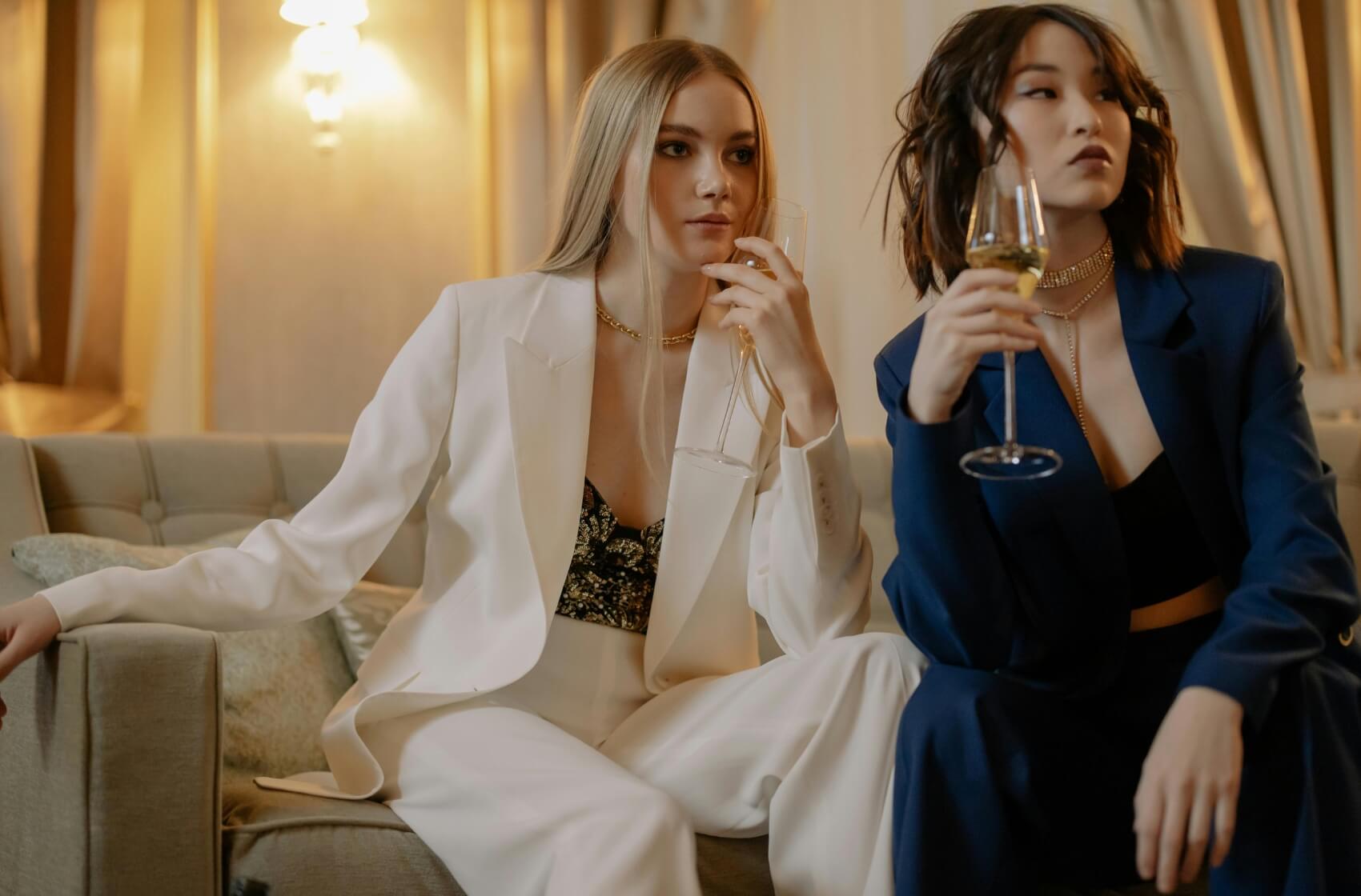 Dress code na firemní vánoční večírek: Co je vhodné, a co naopak za hranou?