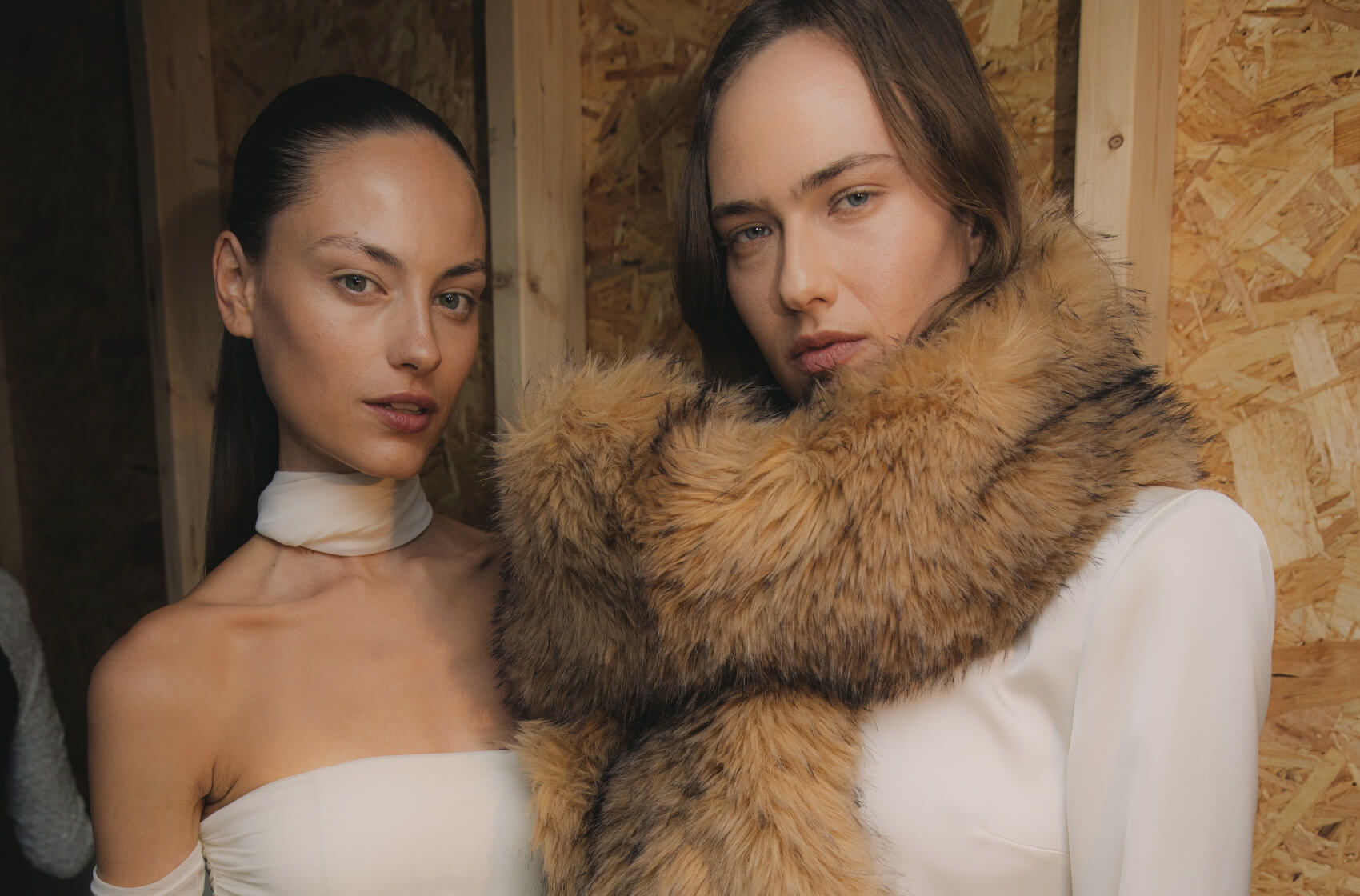 Ne součást dobového kostýmu, ale jeden ze zimních trendů: Naučte se nosit doplněk, který zaplavil módní metropole