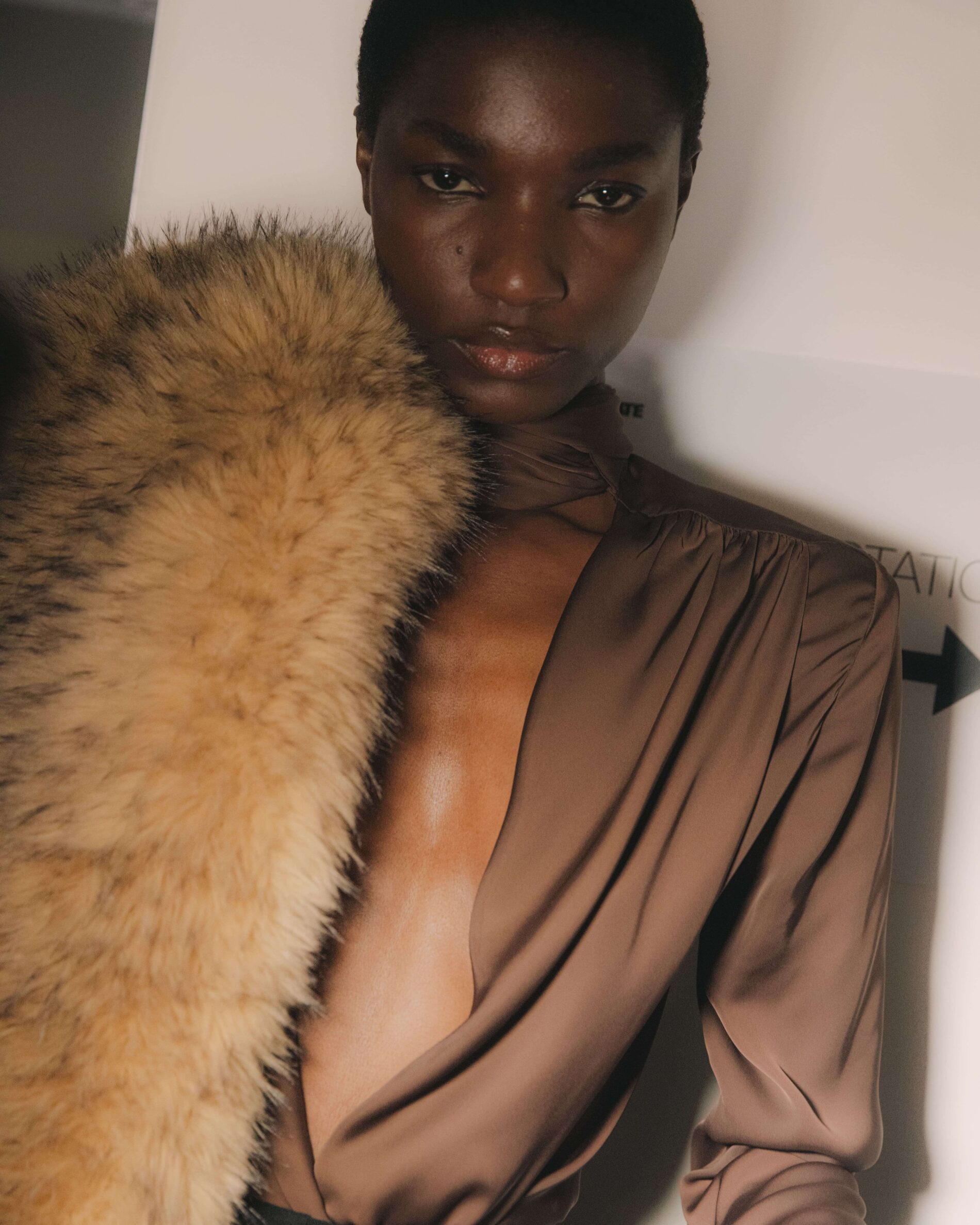 Žena s kožešinovou šálou