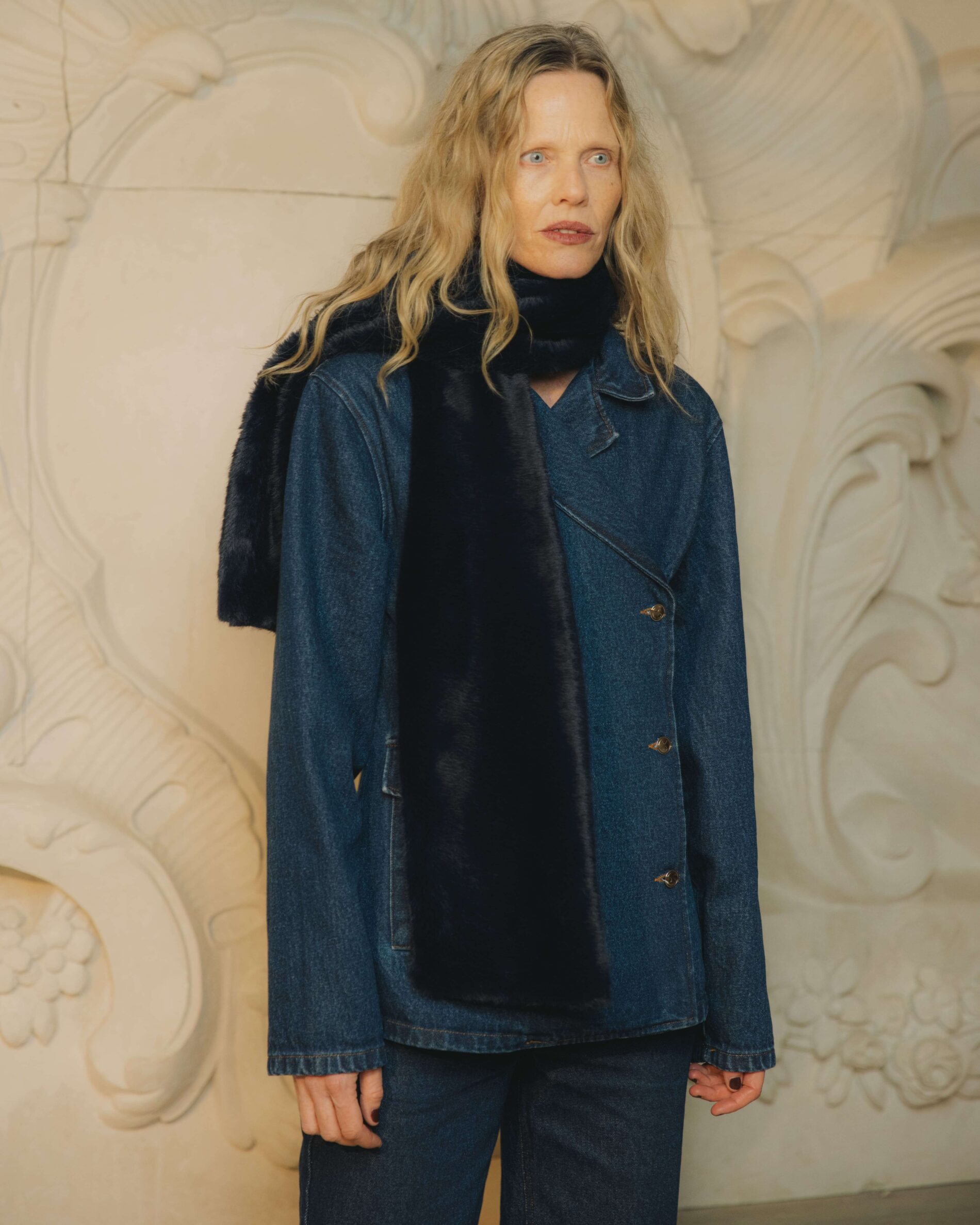 Žena s kožešinovou šálou