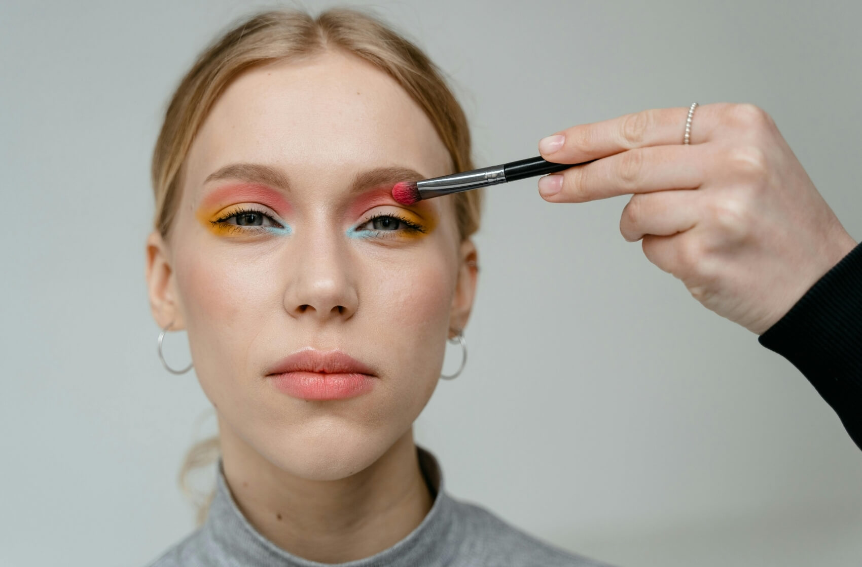 Na výsluní se vrací dramatický oční make-up z 80. let: Naučíme vás ho krok za krokem