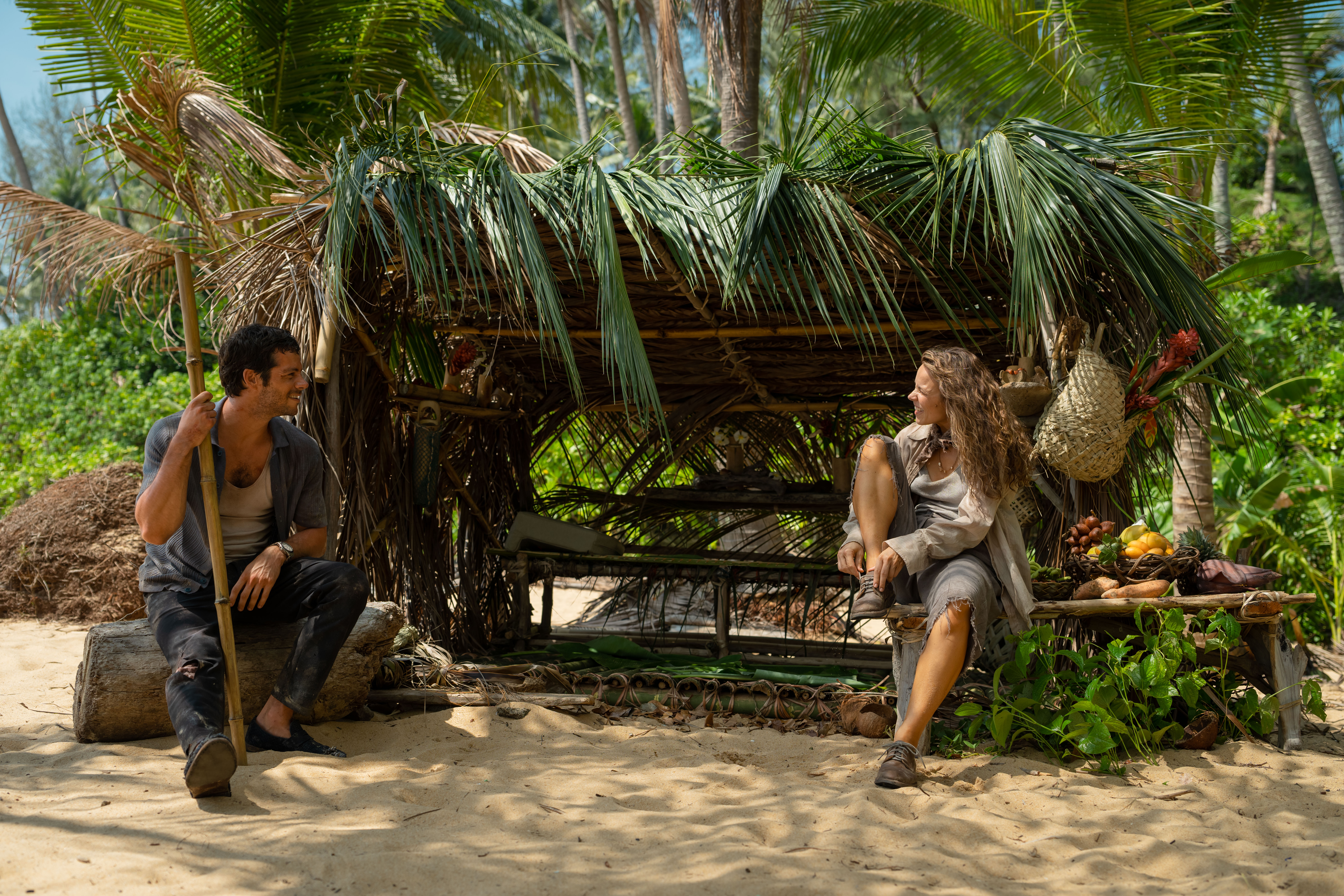 Dylan O’Brien a Rachel McAddams ve filmu SOS