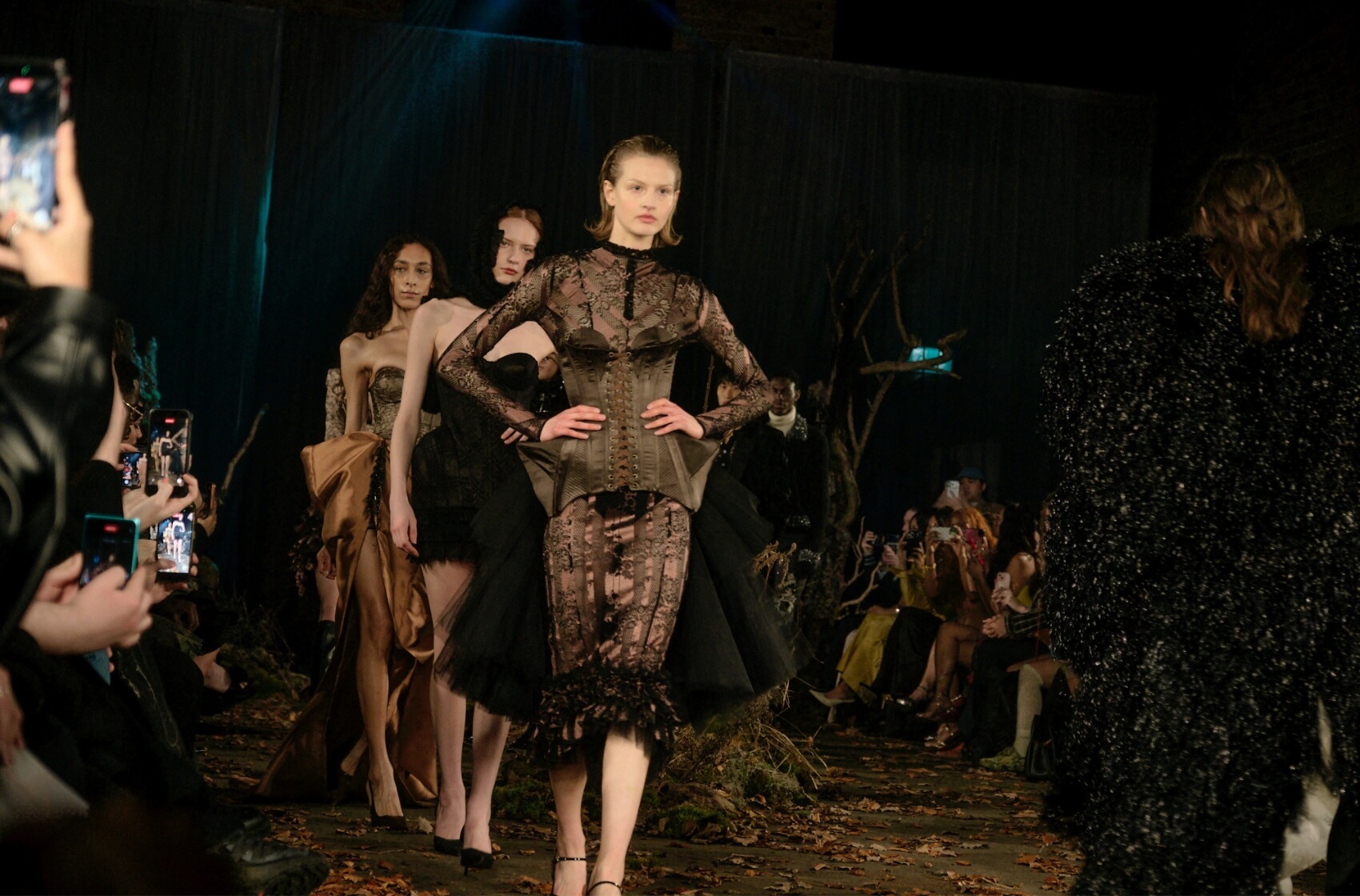 Královský host, návraty i překvapivé spolupráce: Nejzajímavější přehlídky londýnského týdne módy AW26