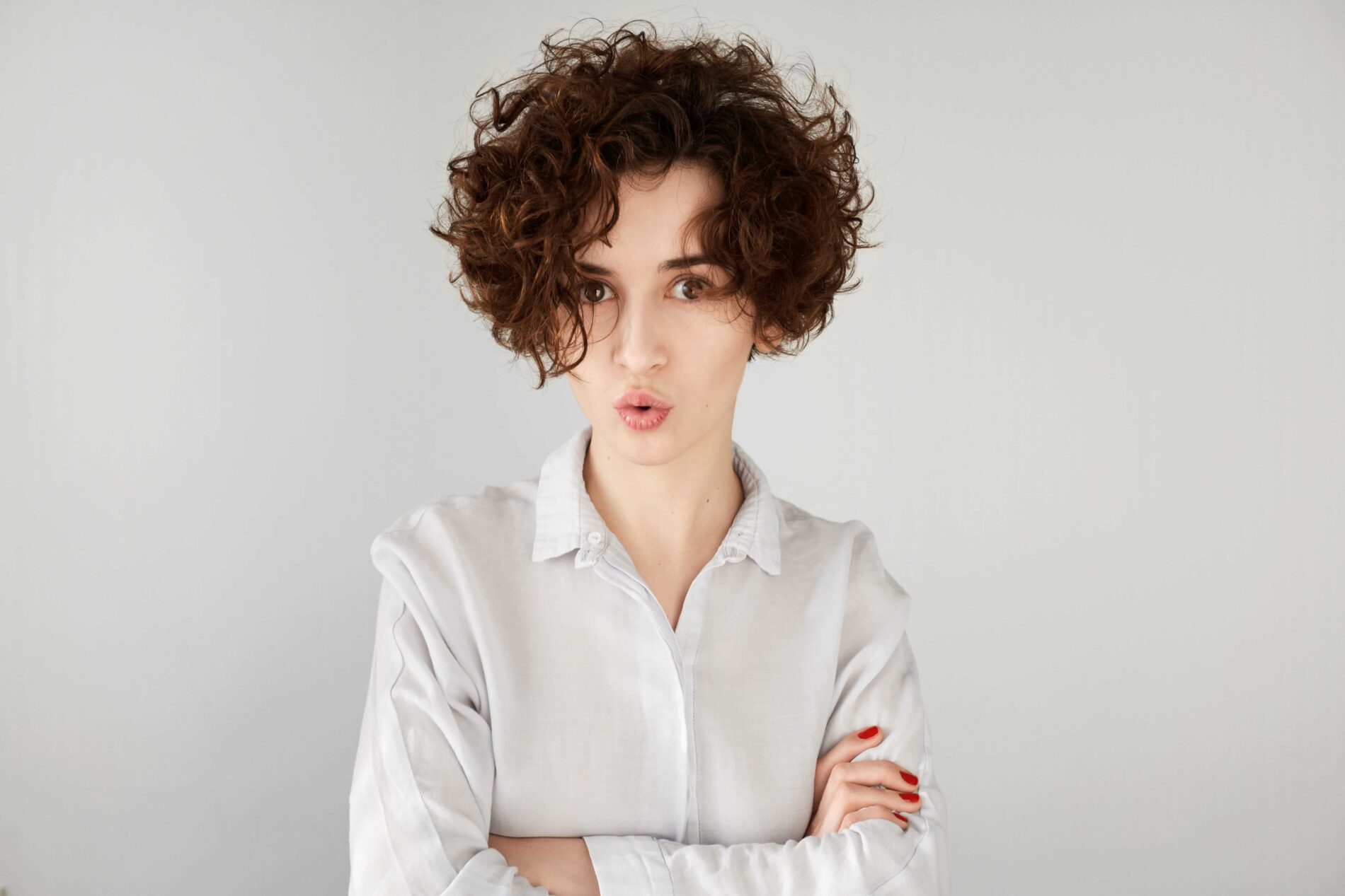 Žena s objednými krátkými vlasy