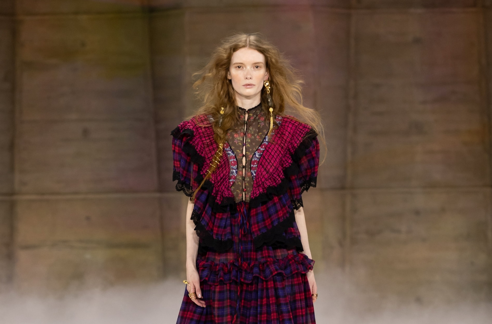 Romantika s příchutí rebelství: Prohlédněte si kolekci Chloé pro podzim a zimu 2026, která kombinuje folklór a syrový grunge