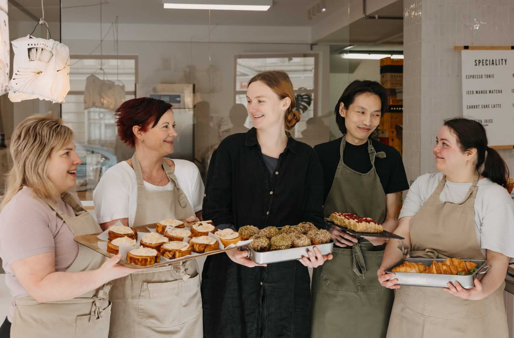 „Vždy mě v kuchyni bavilo hledat alternativní způsoby, důkazem toho, že to funguje, je množství našich nevegan­ských zákazníků,” říká majitelka pekárny Krafin