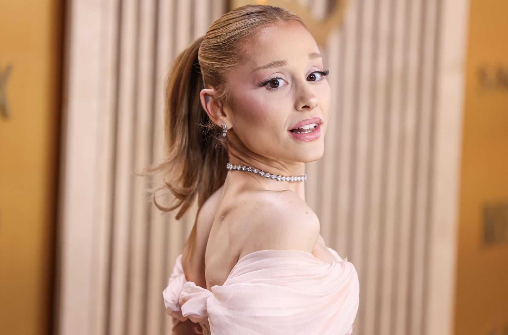 Jak šel čas se stylem Ariany Grande: Od červenovlásky z Nickelodeonu po elegantní Glindu