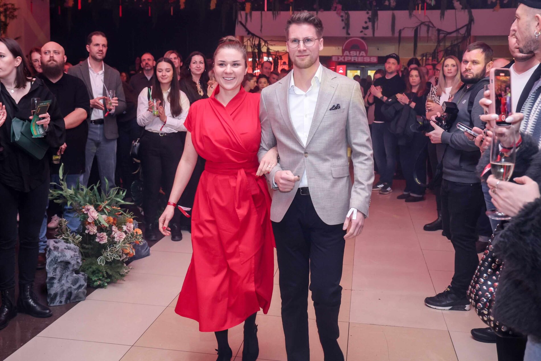 Něco jako pár na tiskové konferenci reality show Asia Express