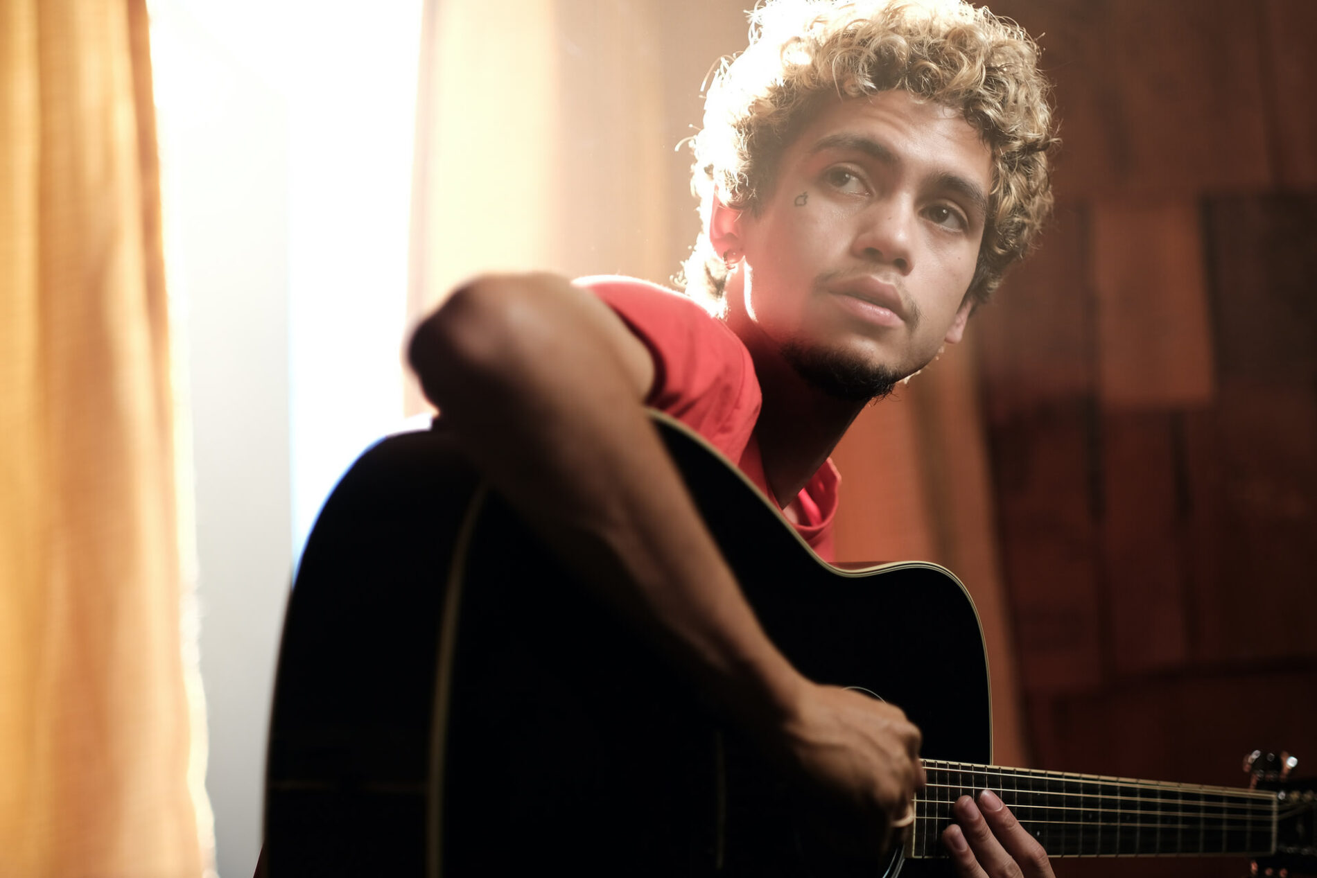 Dominic Fike jako Elliott v seriálu Euforie