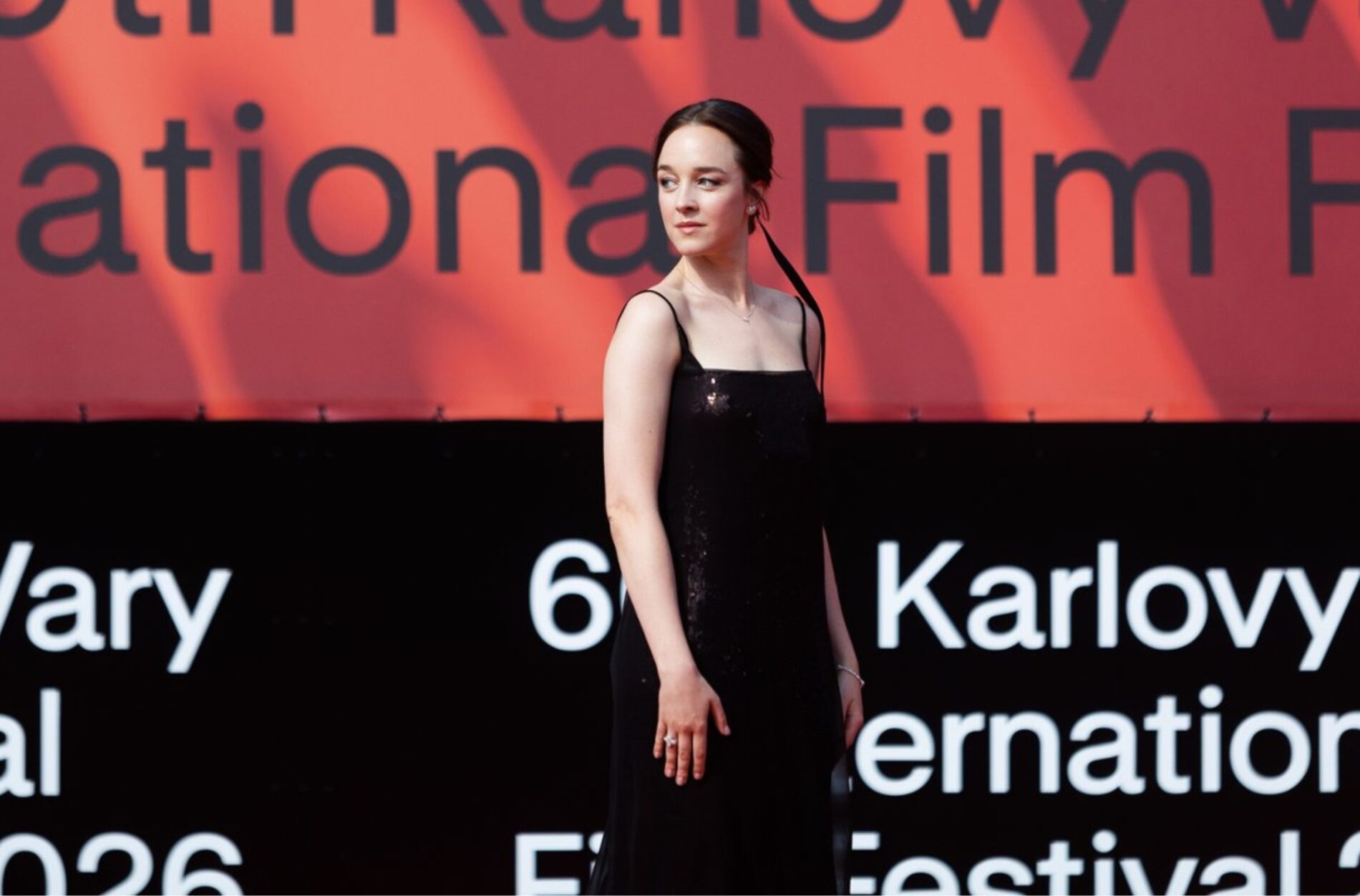 Módní policie ze zakončení KVIFF 2026: Havlová ovládla červený koberec pánským šikem, Peroutka zaujal smokingem s brouky