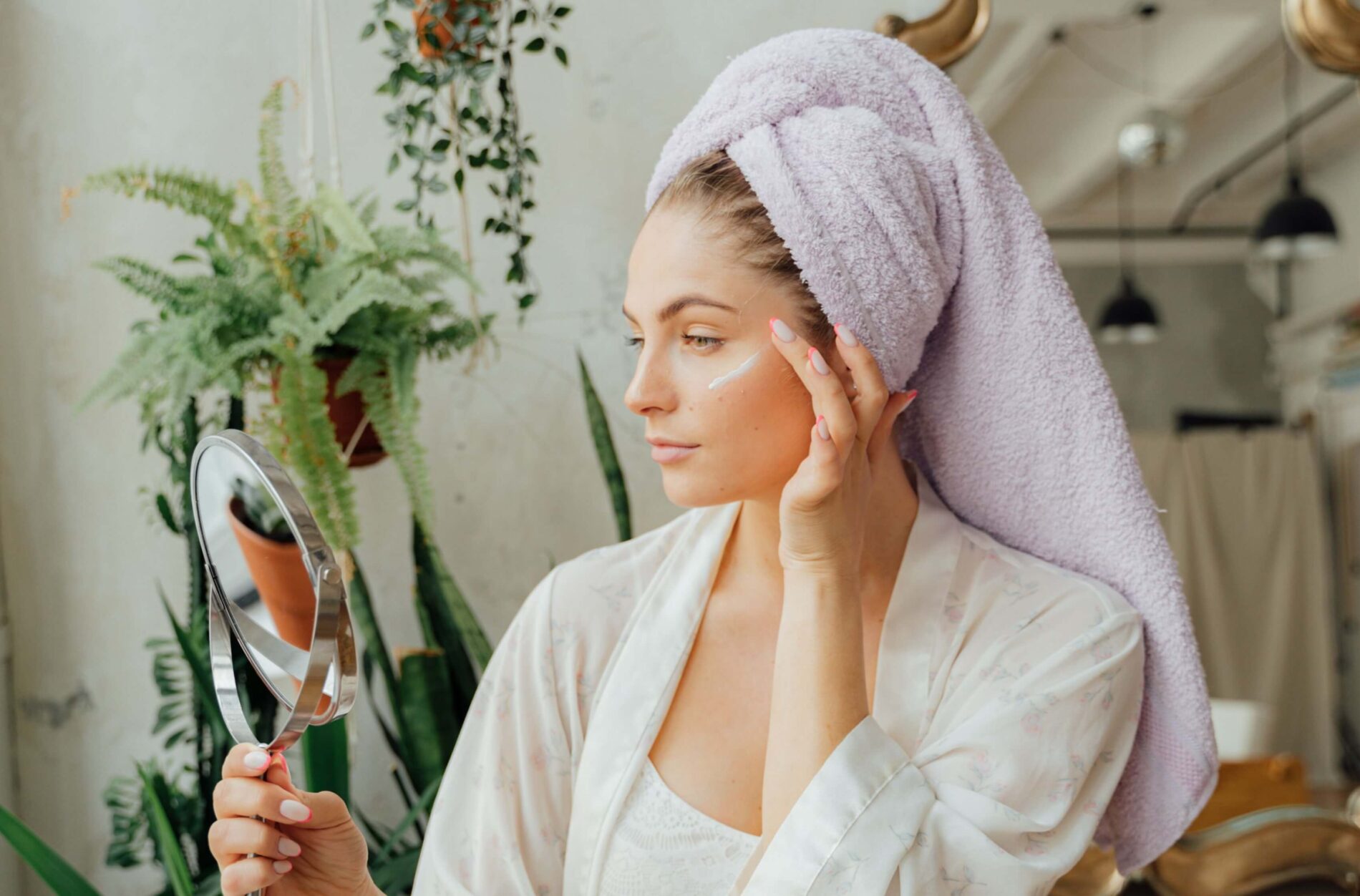 Pleť v létě stárne rychleji, než si myslíte: Základem není více produktů, ale správná rutina
