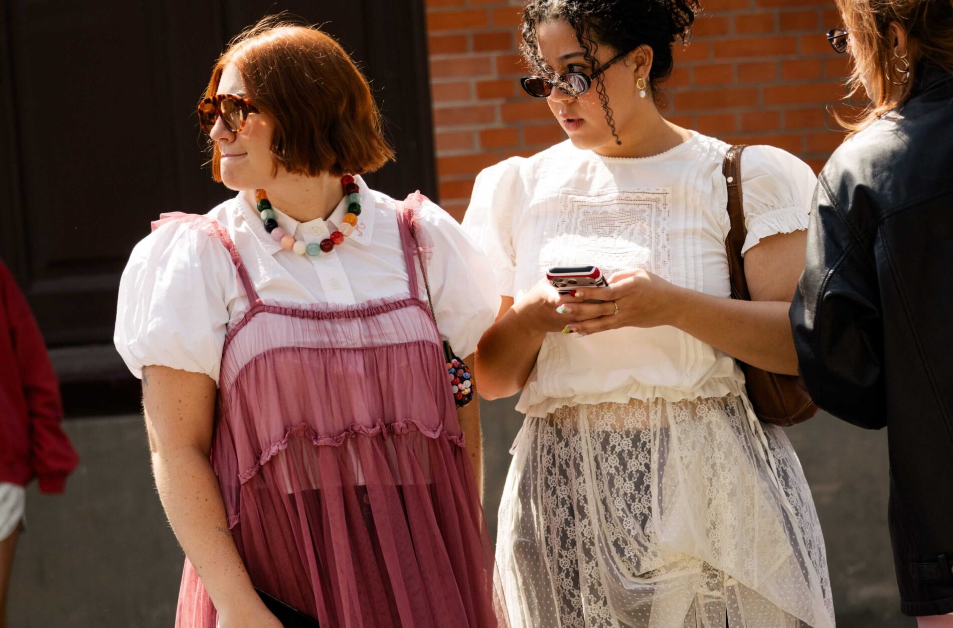 Romanticky, elegantně i se streetwearovým nádechem: 11 šik způsobů, jak nosit průsvitné kousky i ve městě