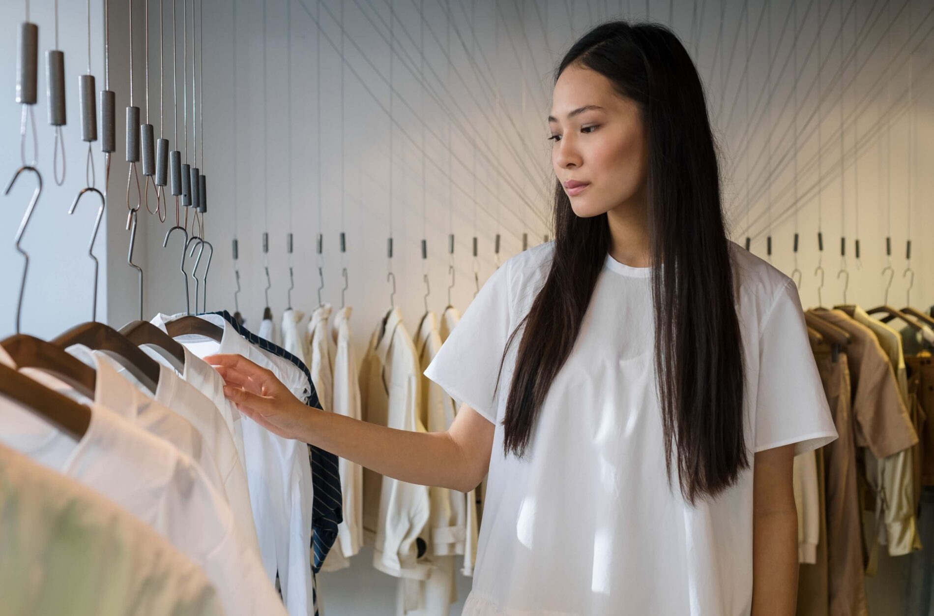 Jedna skříň, 391 kilo surovin: Módě už nestačí trendy a vlastní styl mizí