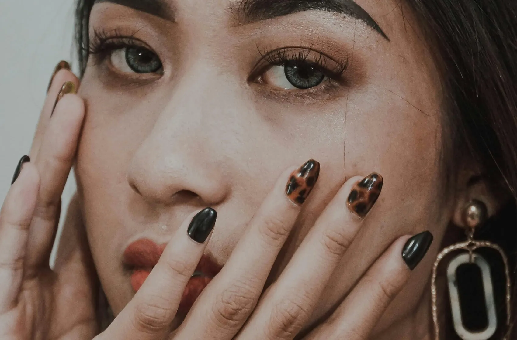 Nail art, který okouzlí: Nechte se unést nehty, které jsou naprostým hitem letošního podzimu